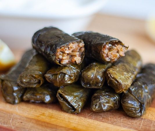 Sofralarda Sarma Ve Dolma Zenginliği Türk mutfağının en sevilen yemeklerinden olan sarma ve dolma, sofraların baş tacı olarak her dönemde yerini korur. Hem etli hem zeytinyağlı çeşitleriyle geniş bir yelpazeye sahip olan sarma ve dolma, kültürel mirasın lezzetli temsilcilerindendir. Genellikle üzüm yaprağı, lahana, biber, patlıcan gibi sebzeler kullanılarak hazırlanan bu yemekler, farklı iç harçlarıyla sofralara çeşitlilik ve zenginlik katar. Sofralarda sarma ve dolma, misafir sofralarında, özel günlerde ve günlük öğünlerde sıkça tercih edilir. Konulu bir haber görseli.