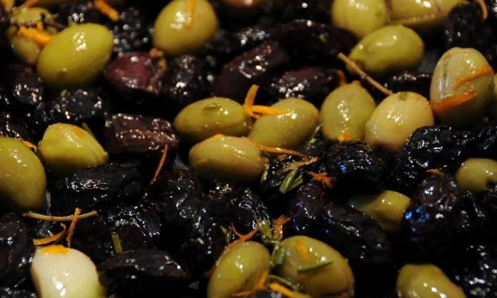Sofralarda Zeytin Çeşitleri Ve Lezzet Dünyası Zeytin, Akdeniz mutfağının en önemli ve en eski besinlerinden biri olarak sofralarda vazgeçilmez bir yer tutar. Hem sofralık olarak hem de zeytinyağı yapımında kullanılan zeytin, çeşitliliğiyle de dikkat çeker. Türkiye’de özellikle Ege, Marmara ve Akdeniz bölgelerinde yetişen birçok zeytin türü bulunur. Sofralarda zeytin çeşitleri, farklı tat ve aromalarıyla hem damak tadını zenginleştirir hem de kültürel bir miras olarak nesilden nesile aktarılır. Konulu bir haber görseli.