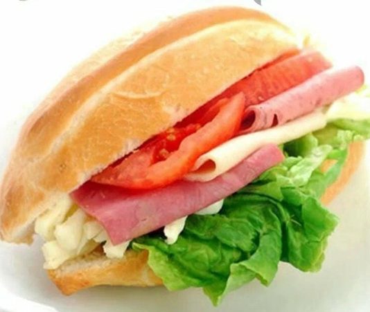 Soğuk yemekler, tarih boyunca özellikle yaz aylarında sofraların vazgeçilmez unsuru olmuştur. Antik dönemlerde sebzeler, meyveler ve etler, soğuk servis edilerek hem lezzet hem de saklama amacıyla tüketilmiştir. Soğuk yemekler, pişirme gerektirmeyen veya önceden hazırlanıp saklanan yiyecekleri içerir ve sofralara pratiklik kazandırır. Konulu bir haber görseli.