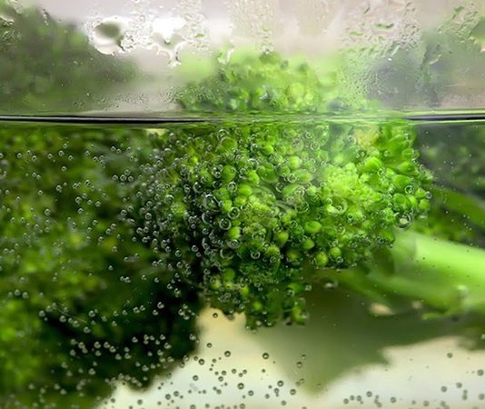 Şok Haşlama Yöntemi Ve Sağlıklı Pişirme Sırları Günümüzde sağlıklı beslenme alışkanlıklarının giderek önem kazanmasıyla birlikte farklı pişirme yöntemleri de dikkat çekiyor. Bunlardan biri de şok haşlama yöntemidir. Özellikle sebzelerin rengini, besin değerini ve tazeliğini koruması açısından kullanılan bu teknik, modern mutfaklarda sıkça tercih edilmektedir. Şok haşlama, sebzelerin kısa süre kaynar suda haşlanması ardından soğuk suya alınması işlemidir. Bu yöntem sayesinde yiyecekler hem diri kalır hem de vitaminlerini büyük oranda muhafaza eder. Konulu bir haber görseli.