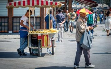 Sokak Satıcılarının Şehir Kültüründeki Yeri ve Önemi Şehir yaşamının vazgeçilmez bir parçası olan sokak satıcıları, hem ekonomik hem de kültürel açıdan önemli bir role sahiptir. Geniş bir ürün yelpazesi sunmaları, günlük hayatta pratik çözümler sağlamaları ve şehrin dinamizmini yansıtmaları, onları kent kimliğinin ayrılmaz bir unsuru haline getirir. Özellikle büyük şehirlerde sabahın erken saatlerinden gece geç saatlere kadar çalışan bu satıcılar, yerel ekonomiye de ciddi katkı sağlar. Konulu bir haber görseli.
