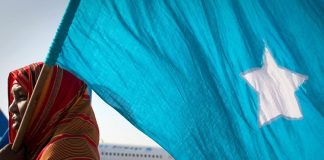 Somali Mutfağı Somali mutfağı, Afrika Boynuzu’nun tarihi ve kültürel çeşitliliğinin bir yansımasıdır. Somali, coğrafi konumu nedeniyle tarih boyunca Arap, Hint, Fars ve Osmanlı kültürleriyle etkileşim içinde olmuştur. Bu etkileşimler, mutfağın hem malzemelerine hem de pişirme tekniklerine yansımıştır. Baharatların yoğunluğu, deniz ürünlerinin bolluğu ve et yemeklerinin çeşitliliği, Somali sofralarının vazgeçilmez özelliklerindendir. Konulu bir haber görseli.