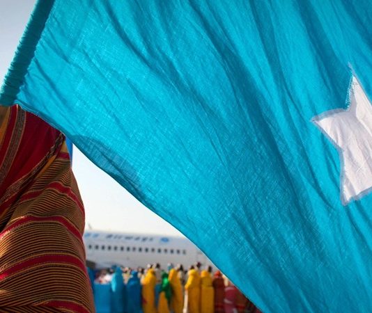 Somali Mutfağı Somali mutfağı, Afrika Boynuzu’nun tarihi ve kültürel çeşitliliğinin bir yansımasıdır. Somali, coğrafi konumu nedeniyle tarih boyunca Arap, Hint, Fars ve Osmanlı kültürleriyle etkileşim içinde olmuştur. Bu etkileşimler, mutfağın hem malzemelerine hem de pişirme tekniklerine yansımıştır. Baharatların yoğunluğu, deniz ürünlerinin bolluğu ve et yemeklerinin çeşitliliği, Somali sofralarının vazgeçilmez özelliklerindendir. Konulu bir haber görseli.