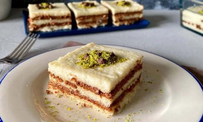 Sütlü Tatlılar Sofralara Lezzet Katıyor Sütlü tatlılar, Türk mutfağının en sevilen ve hafif tatlı seçenekleri arasında yer alır. Yüzyıllardır sofralarımızda yer bulan bu tatlılar, hem lezzeti hem de besleyici özellikleri ile öne çıkar. Özellikle yaz aylarında ferahlatıcı etkisi, kış aylarında ise sıcak ve huzur verici aroması ile tercih edilir. Sütlü tatlıların en önemli özelliği, süt bazlı olmaları sayesinde düşük yağ oranına sahip olmalarıdır. Bu sayede hem yetişkinler hem de çocuklar için sağlıklı bir tatlı alternatifi oluştururlar. Konulu bir haber görseli.