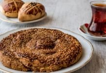 Tahin, susamın öğütülmesiyle elde edilen yoğun ve besleyici bir sostur. Tarih boyunca Orta Doğu ve Anadolu mutfağında hem kahvaltılık hem de tatlılarda kullanılmıştır. Tahinle fırın tatlısı, hem tahinin kendine has aroması hem de pişirme teknikleriyle benzersiz bir lezzet sunar. Konulu bir haber görseli.