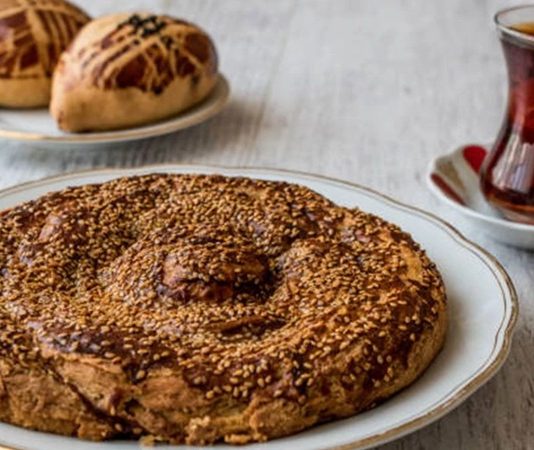 Tahin, susamın öğütülmesiyle elde edilen yoğun ve besleyici bir sostur. Tarih boyunca Orta Doğu ve Anadolu mutfağında hem kahvaltılık hem de tatlılarda kullanılmıştır. Tahinle fırın tatlısı, hem tahinin kendine has aroması hem de pişirme teknikleriyle benzersiz bir lezzet sunar. Konulu bir haber görseli.