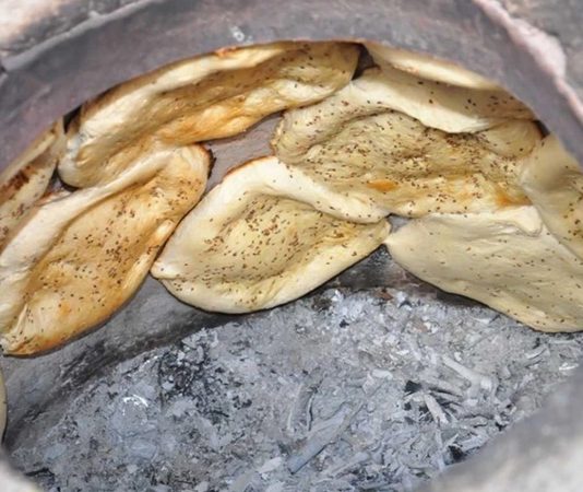 Tandırlama, Türk mutfağının en köklü ve karakteristik pişirme yöntemlerinden biridir. Asırlardır Anadolu’da uygulanan bu yöntem, yalnızca bir yemek pişirme tekniği olmanın ötesinde, toplumsal bir kültürün ve ortak yaşam biçiminin de yansımasıdır. Göçebe Türk topluluklarının Orta Asya’dan taşıdığı bu gelenek, yerleşik hayata geçildikten sonra da korunmuş ve özellikle kırsal bölgelerde vazgeçilmez hale gelmiştir. Konulu bir haber görseli.