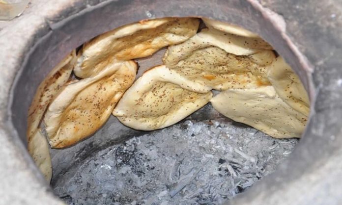 Tandırlama, Türk mutfağının en köklü ve karakteristik pişirme yöntemlerinden biridir. Asırlardır Anadolu’da uygulanan bu yöntem, yalnızca bir yemek pişirme tekniği olmanın ötesinde, toplumsal bir kültürün ve ortak yaşam biçiminin de yansımasıdır. Göçebe Türk topluluklarının Orta Asya’dan taşıdığı bu gelenek, yerleşik hayata geçildikten sonra da korunmuş ve özellikle kırsal bölgelerde vazgeçilmez hale gelmiştir. Konulu bir haber görseli.