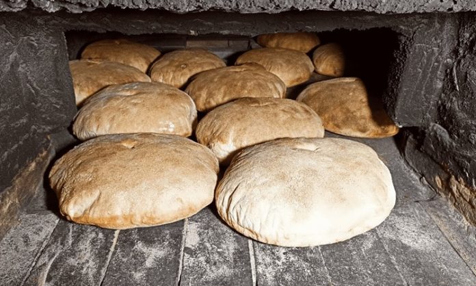 Taş Fırın Ekmeği Gelenekten Sofraya Uzanan Lezzet Yolculuğu Taş fırın ekmeği, yüzyıllardır Anadolu’nun en önemli mutfak geleneklerinden biri olarak bilinir. Bu ekmek türü, özellikle köy ve kasabalarda taş veya toprak fırınlarda pişirilerek sofralara gelir. Tarih boyunca taş fırın ekmeği, hem günlük beslenmenin hem de özel günlerin vazgeçilmez bir parçası olmuştur. Konulu bir haber görseli.