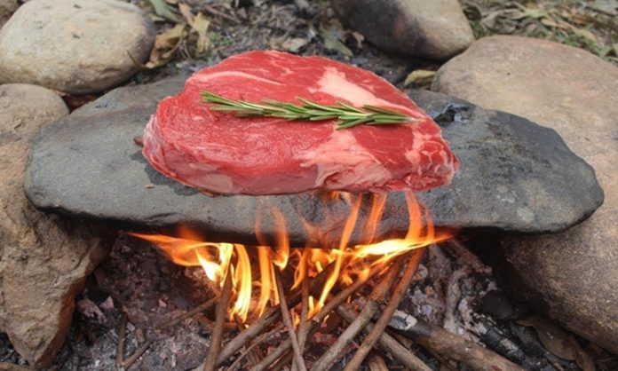 Geleneksel mutfaklarda uzun yıllardır uygulanan taşta pişirme, yemeklere hem farklı bir aroma hem de eşsiz bir lezzet kazandırır. Bu yöntem, malzemelerin doğal sularını ve dokularını koruyarak pişmesini sağlar. Modern mutfaklarda hızlı pişirme yöntemleri yaygın olsa da, taşta pişirme özellikle et ve sebzeler için vazgeçilmez bir pişirme tekniğidir. Konulu bir haber görseli.