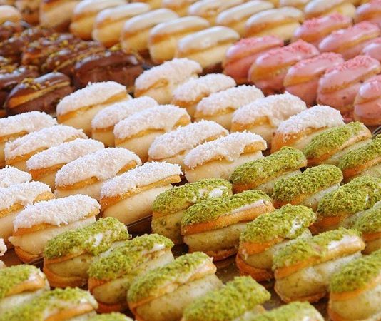 Tatlılarla Dolu Bir Akşam Misafirlere Özel Lezzetler Tatlılar, sofraların en keyifli ve en çok beklenen anlarından birini oluşturur. Özellikle misafirlerin ağırlandığı özel günlerde ya da sevdiklerle geçirilen samimi akşamlarda hazırlanan tatlı tarifleri, akşamı unutulmaz kılabilir. Lezzetli, görsel açıdan çekici ve aynı zamanda hafif tatlılar sayesinde hem mideye hem de göze hitap eden sofralar kurulabilir. Konulu bir haber görseli.