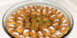 Geleneksel ve modern sofraların vazgeçilmez finali olan tatlılar, ziyafetlerin en özel ve unutulmaz anlarını oluşturur. Her damak tadına hitap eden çeşitlilikte sunulan tatlılar, sadece lezzetleriyle değil, aynı zamanda estetik görünümleriyle de sofralara renk katar. Tatlıların doğru seçimi ve sunumu, bir yemeğin tamamlayıcısı olarak misafirlerin yüzünde tatlı bir tebessüm bırakır. Özellikle özel davetlerde ve bayram sofralarında tatlılar, buluşmanın ve paylaşmanın simgesi haline gelir. Konulu bir haber görseli.