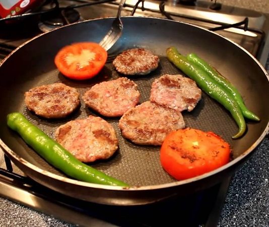 Tavada Yemekler: Pratik ve Lezzetli Sofraların Sırrı Tavada yemek, geleneksel mutfaklardan modern sofralara kadar uzanan bir pişirme yöntemidir. Tavada yapılan yemekler, kısa sürede hazırlanabilmesi ve malzemelerin lezzetini koruması nedeniyle özellikle yoğun yaşam temposuna sahip kişiler için ideal bir seçenek sunar. Türkiye’de tavada yemek kültürü, hem ev mutfaklarında hem de restoranlarda yaygın şekilde kullanılır. Konulu bir haber görseli.