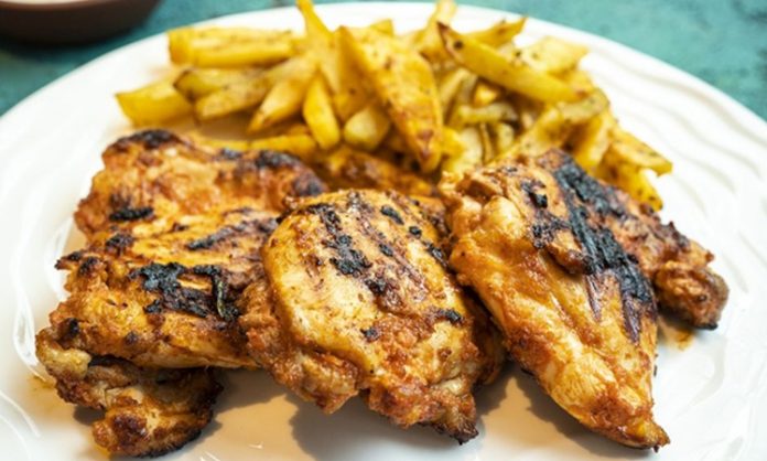Tavuklu Tarifler Lezzetli ve Pratik Seçenekler Günlük beslenmede en çok tercih edilen protein kaynaklarından biri olan tavuklu tarifler, hem pratik hem de besleyici özellikleriyle sofraların vazgeçilmezi haline gelmiştir. Tavuk eti, düşük yağ oranı ve yüksek protein değeri sayesinde sağlıklı beslenmeyi desteklerken, farklı pişirme yöntemleriyle çeşitlenen tariflerle de mutfaklarda geniş bir yelpazeye sahiptir. Konulu bir haber görseli.