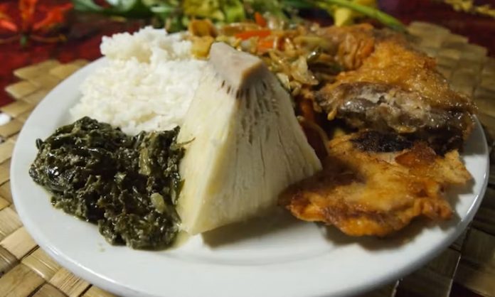 Tonga Mutfağı Tonga mutfağı, Güney Pasifik adalarında gelişmiş, tropikal ve doğal ürünlere dayalı bir mutfaktır. Tarih boyunca Polynesian kültürü ile şekillenen bu mutfak, hem geleneksel hem de modern tatları bir araya getirir. Tonga mutfağı, günlük yaşamda aile ve topluluk bağlarını güçlendiren sosyal bir unsur olarak büyük önem taşır. Konulu bir haber görseli.