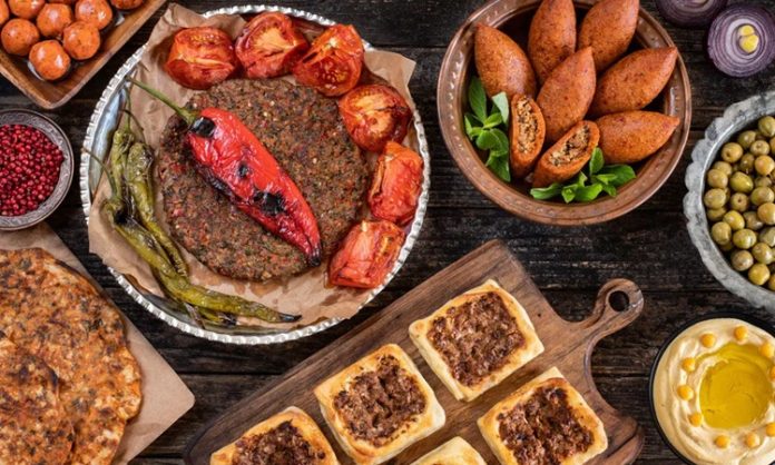 Türk Mutfağı Türk mutfağı, tarih boyunca farklı kültürlerin etkisiyle zenginleşmiş ve kendine özgü bir lezzet dünyası oluşturmuştur. Osmanlı saray mutfağından gelen tarifler, Anadolu’nun yerel malzemeleri ve halkın geleneksel pişirme yöntemleri bir araya gelerek eşsiz bir yemek kültürü ortaya çıkarmıştır. Doğal malzemeler kullanımı, yemeklerin hem sağlıklı hem de lezzetli olmasını sağlıyor. Konulu bir haber görseli.