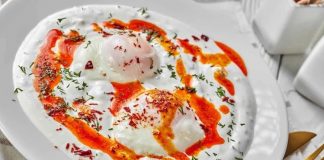 Türk Mutfağının Geleneksel Lezzeti Çılbır Çılbır, Osmanlı mutfağından günümüze kadar ulaşan en özel lezzetlerden biridir. Yüzyıllardır sofralarda yer bulan bu yemek, özellikle hem pratik yapılışı hem de doyurucu oluşuyla dikkat çekmektedir. Osmanlı saray mutfağında dahi tercih edilen çılbır, günümüzde de kahvaltı sofralarının vazgeçilmezlerinden biri olmayı sürdürmektedir. Konulu bir haber görseli.