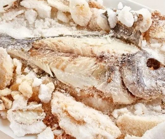 Tuzla Pişirme İle Yemeklerde Tuzlu ve Aromatik Lezzet Tuzla pişirme, yiyeceklerin özellikle et, tavuk veya sebzelerin tuz ve bazen aromatik bileşenler içinde pişirilmesi tekniğidir. Tuzla pişirme, yiyeceklerin lezzetini yoğunlaştırır ve dokusunu korur. Bu yöntem, hem geleneksel hem de modern mutfaklarda tercih edilen bir pişirme tekniğidir ve yemeklere eşsiz bir aroma katar. Konulu bir haber görseli.