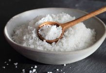 Tuzun Mutfak Kültüründeki Önemi ve Tarihsel Yolculuğu Tuz, insanlık tarihi boyunca hem beslenme hem de ekonomik değer açısından büyük öneme sahip bir mineraldir. İlk çağlardan itibaren insanlar, yiyeceklerini tatlandırmak ve uzun süre saklamak için tuz kullanmışlardır. Antik uygarlıklarda tuz, sadece mutfaklarda değil aynı zamanda ticari bir meta olarak da değer görmüştür. Roma ve Çin gibi büyük medeniyetlerde tuz yolları, şehirler arası ekonomik ilişkileri güçlendirmiştir. Konulu bir haber görseli.