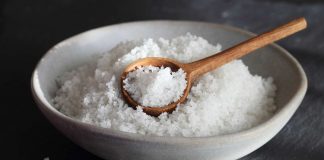 Tuzun Mutfak Kültüründeki Önemi ve Tarihsel Yolculuğu Tuz, insanlık tarihi boyunca hem beslenme hem de ekonomik değer açısından büyük öneme sahip bir mineraldir. İlk çağlardan itibaren insanlar, yiyeceklerini tatlandırmak ve uzun süre saklamak için tuz kullanmışlardır. Antik uygarlıklarda tuz, sadece mutfaklarda değil aynı zamanda ticari bir meta olarak da değer görmüştür. Roma ve Çin gibi büyük medeniyetlerde tuz yolları, şehirler arası ekonomik ilişkileri güçlendirmiştir. Konulu bir haber görseli.