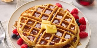 Waffle: Tatlı Sofralarının Pratik ve Lezzetli Favorisi Waffle, özellikle kahvaltı ve tatlı sofralarının vazgeçilmez lezzetlerinden biri olarak biliniyor. İnce ve çıtır hamuru, kareli yapısı ve çeşitli soslarla sunulmasıyla sofralarda estetik bir görünüm oluşturuyor. Tarihsel olarak Avrupa kökenli olan waffle, zaman içinde Amerika ve Türkiye’de de yaygın bir tatlı ve atıştırmalık haline gelmiştir. Konulu bir haber görseli.