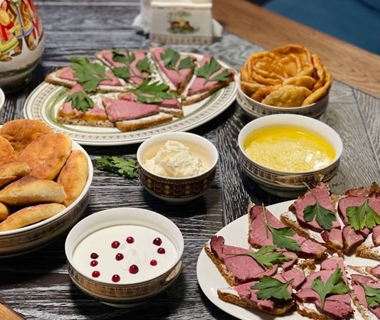 Yakut Mutfağı Yakut mutfağı, kökeni itibarıyla Sibirya’nın soğuk coğrafyasında şekillenmiş ve yüzyıllardır doğayla uyum içinde gelişmiş bir kültürel mirastır. Bu mutfak, Yakut halkının sert iklim koşullarında yaşamını sürdürebilmek için geliştirdiği yemek alışkanlıklarını yansıtır. Özellikle et yemekleri, süt ürünleri ve doğadan toplanan bitkiler, Yakutların beslenme düzeninde temel rol oynar. Konulu bir haber görseli.