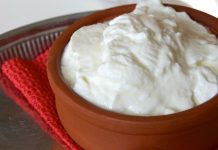 Yoğurtla Marine İle Et Ve Sebzelerde Yumuşak Ve Aromatik Lezzet Yoğurtla marine, yiyeceklerin özellikle et ve tavuk gibi proteinlerin, yoğurt ve baharat karışımları içinde bekletilerek pişirilmesi yöntemidir. Yoğurtla marine, yiyeceklerin hem yumuşamasını hem de aromalarının derinleşmesini sağlar. Bu teknik, hem geleneksel hem de modern mutfaklarda sıkça uygulanır ve yemeklere karakteristik bir tat kazandırır. Konulu bir haber görseli.