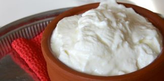 Yoğurtla Marine İle Et Ve Sebzelerde Yumuşak Ve Aromatik Lezzet Yoğurtla marine, yiyeceklerin özellikle et ve tavuk gibi proteinlerin, yoğurt ve baharat karışımları içinde bekletilerek pişirilmesi yöntemidir. Yoğurtla marine, yiyeceklerin hem yumuşamasını hem de aromalarının derinleşmesini sağlar. Bu teknik, hem geleneksel hem de modern mutfaklarda sıkça uygulanır ve yemeklere karakteristik bir tat kazandırır. Konulu bir haber görseli.