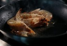 Yüzeyde Kızartma Pratik Lezzetin Sağlıklı Yolu Yüzeyde kızartma, mutfaklarda sıkça tercih edilen pratik ve lezzetli bir pişirme yöntemidir. İngilizce’de pan frying olarak bilinen bu yöntem, yiyeceklerin az miktarda yağda tavada pişirilmesini ifade eder. Derin yağda kızartmaya göre daha hafif olan bu teknik, özellikle sebzeler, etler, balıklar ve yumurta gibi günlük yemeklerde tercih edilir. Konulu bir haber görseli.