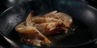 Yüzeyde kızartma, mutfaklarda sıkça tercih edilen pratik ve lezzetli bir pişirme yöntemidir. İngilizce’de pan frying olarak bilinen bu yöntem, yiyeceklerin az miktarda yağda tavada pişirilmesini ifade eder. Derin yağda kızartmaya göre daha hafif olan bu teknik, özellikle sebzeler, etler, balıklar ve yumurta gibi günlük yemeklerde tercih edilir. Konulu bir haber görseli.