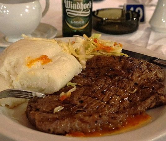 Zambiya mutfağı, Afrika kıtasının güneyinde yer alan bu ülkenin kültürel zenginliğini sofralara taşır. Yüzyıllardır farklı etnik grupların bir arada yaşaması, mutfağın çeşitliliğini ve özgünlüğünü oluşturmuştur. Geleneksel yemekler, hem günlük yaşamın hem de özel kutlamaların ayrılmaz bir parçasıdır. Konulu bir haber görseli.