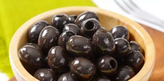 Zeytin: Sofraların ve Kültürün Vazgeçilmez Lezzeti Akdeniz coğrafyasının en köklü ürünlerinden biri olan zeytin, binlerce yıldır hem beslenmede hem de kültürel yaşamda önemli bir yer tutuyor. Eski uygarlıklarda kutsal sayılan bu ürün, barışın ve bereketin simgesi olarak kabul ediliyordu. Antik çağlardan bugüne kadar sofralardan eksik olmayan zeytin, aynı zamanda birçok dini ve kültürel ritüelde de yer aldı. Konulu bir haber görseli.