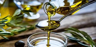 Zeytin ve Zeytinyağı Tadımı Anadolu’nun Sessiz Lezzet Mirası Zeytin, tarih boyunca Akdeniz medeniyetlerinin kutsal meyvesi olarak kabul edilmiştir. Sadece bir besin değil, aynı zamanda barışı, sağlığı ve uzun ömrü simgeleyen özel bir üründür. Anadolu toprakları, binlerce yıldır bu değerli meyveyi yetiştiren ve işleyen önemli coğrafyalardan biridir. Zeytinin bu topraklardaki serüveni, yalnızca bir tarım hikâyesi değil, aynı zamanda bir kültür aktarımıdır. Konulu bir haber görseli.