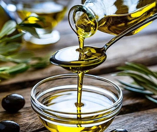 Zeytin, tarih boyunca Akdeniz medeniyetlerinin kutsal meyvesi olarak kabul edilmiştir. Sadece bir besin değil, aynı zamanda barışı, sağlığı ve uzun ömrü simgeleyen özel bir üründür. Anadolu toprakları, binlerce yıldır bu değerli meyveyi yetiştiren ve işleyen önemli coğrafyalardan biridir. Zeytinin bu topraklardaki serüveni, yalnızca bir tarım hikâyesi değil, aynı zamanda bir kültür aktarımıdır. Konulu bir haber görseli.