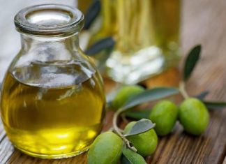 Zeytinyağı, binlerce yıldır insan beslenmesinin vazgeçilmez bir parçası olmuştur. Akdeniz bölgesinde özellikle Yunan, İtalyan ve Türk mutfaklarında temel bir malzeme olarak kullanılır. Zeytinyağı, yemeklere hem tat hem de aroma katarak sofralarda ön plana çıkar. Konulu bir haber görseli.