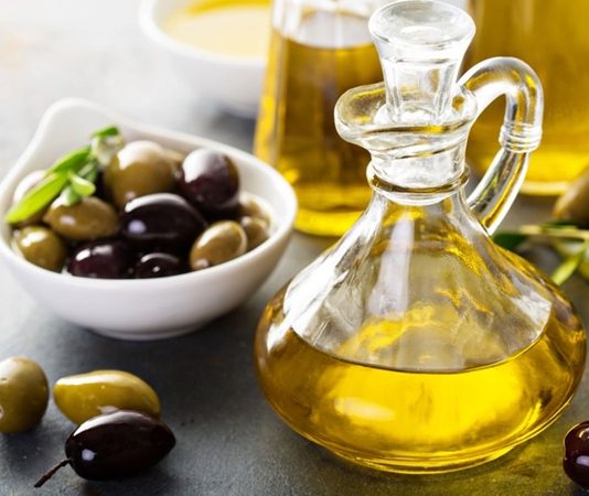 Zeytinyağı Sofraların Vazgeçilmez Sağlık Kaynağı Zeytinyağı, Akdeniz kültürünün yüzyıllardır en önemli besin kaynaklarından biri olarak öne çıkıyor. Sağlık açısından sunduğu faydalar sayesinde yalnızca yemeklerde değil, aynı zamanda tıbbi ve kozmetik alanlarda da tercih ediliyor. İçerdiği tekli doymamış yağ asitleri kalp ve damar sağlığını korurken, aynı zamanda kötü kolesterolün düşmesine yardımcı oluyor. Bu özelliğiyle doktorlar tarafından da sıkça önerilen bir besin konumunda bulunuyor. Konulu bir haber görseli.