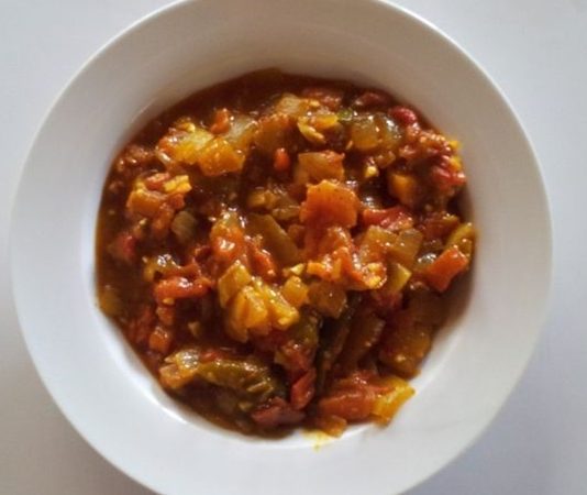 Zimbabve mutfağı, Afrika kıtasının kültürel çeşitliliğini en iyi şekilde yansıtan lezzetlerden oluşur. Geleneksel yemeklerde genellikle mısır, darı, yer fıstığı ve çeşitli sebzeler kullanılır. Özellikle mısır unundan yapılan ve ülkenin temel yiyeceği kabul edilen sadza, neredeyse her öğünde sofralarda yer alır. Sadza, koyu kıvamlı bir lapa olup et, sebze veya soslarla birlikte tüketilir. Bu yemek, hem köylerde hem de şehirlerde Zimbabvelilerin günlük yaşamının ayrılmaz bir parçasıdır. Konulu bir haber görseli.