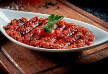 Acılı ezme, özellikle meze sofralarının ve kahvaltı tabaklarının vazgeçilmez tatlarından biridir. Acılı ezme, kırmızı biber, domates ve çeşitli baharatlarla hazırlanan, hem lezzetli hem de besleyici bir mezeyi ifade eder. İçerdiği vitaminler ve mineraller sayesinde vücuda enerji sağlar, bağışıklık sistemini güçlendirir. Aynı zamanda acılı ezme, lif açısından zengin bir meze olduğu için sindirim sistemini destekler ve tokluk hissi yaratır. Konulu bir haber görseli.