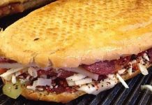 Arap tostu, Türkiye’de özellikle sokak lezzetleri arasında popülerleşmiş bir sandviç türüdür. Genellikle ince dilim ekmek, taze sebzeler, peynir ve çeşitli soslarla hazırlanır. Arap tostu, hem doyurucu hem de pratik bir öğün alternatifi olarak öne çıkar. Konulu bir haber görseli.