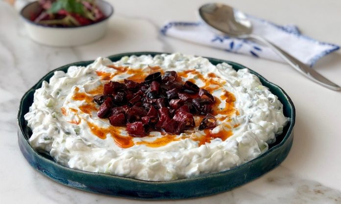 Atom Meze İle Sofralara Baharatlı Lezzet Katın Atom meze, özellikle acı ve baharat sevenlerin sofralarında vazgeçilmez bir yer tutar. Atom meze, biber salçası, sarımsak, ceviz ve çeşitli baharatlarla hazırlanan, hem lezzetli hem de besleyici bir mezedir. İçerdiği baharatlar ve sağlıklı yağlar sayesinde vücuda enerji verir ve bağışıklık sistemini destekler. Ayrıca atom meze, lif açısından zengin bir meze olarak sindirim sistemini destekler ve tokluk hissi yaratır. Konulu bir haber görseli.