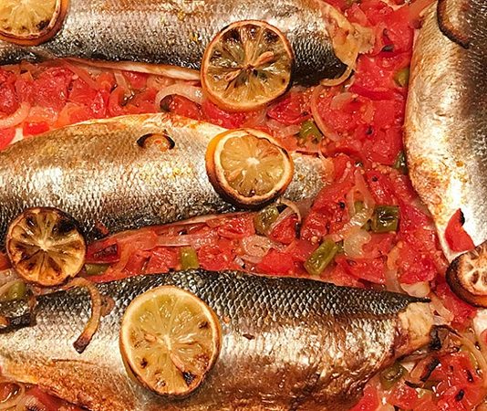 Balık Buğulama: Sağlıklı Ve Aromatik Deniz Lezzeti Balık buğulama, taze balığın düşük ısıda, sebzeler ve aromatik baharatlarla birlikte pişirilmesiyle hazırlanan sağlıklı bir yemektir. Bu yöntem, balığın doğal lezzetini ve besin değerini korurken hafif ve aromatik bir öğün sunar. Buğulama, özellikle diyet yapanlar veya kalori kontrolüne önem verenler için ideal bir pişirme tekniğidir. Konulu bir haber görseli.