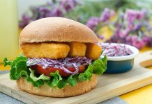 Fast food kültürü denildiğinde akla genellikle kırmızı et ve tavuk ürünleri gelir. Ancak son yıllarda Balık Burger, hem sağlıklı yaşamı önemseyenler hem de farklı tatlar arayanlar için dikkat çekici bir alternatif haline geldi. Deniz ürünlerinin fast food menülerinde daha fazla yer bulması, tüketicilerin damak zevkini çeşitlendiriyor. Konulu bir haber görseli.