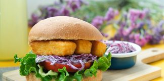 Balık Burger: Denizden Gelen Lezzet Fast Food Dünyasında Yükseliyor Fast food kültürü denildiğinde akla genellikle kırmızı et ve tavuk ürünleri gelir. Ancak son yıllarda Balık Burger, hem sağlıklı yaşamı önemseyenler hem de farklı tatlar arayanlar için dikkat çekici bir alternatif haline geldi. Deniz ürünlerinin fast food menülerinde daha fazla yer bulması, tüketicilerin damak zevkini çeşitlendiriyor. Konulu bir haber görseli.