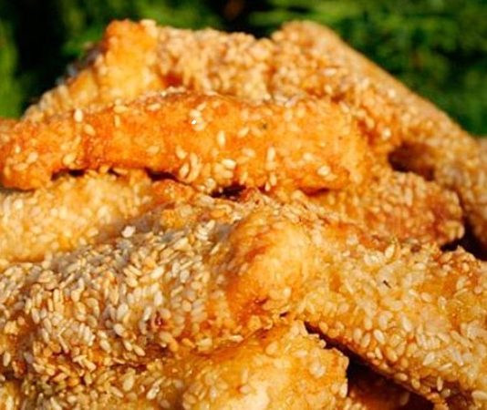 Ballı susamlı tavuk, tavuk etinin bal ve susam ile harmanlanmasıyla ortaya çıkan, hem tatlı hem de tuzlu aromayı bir araya getiren özel bir yemektir. Bu tarif, özellikle Asya mutfaklarından esinlenmiş olsa da, günümüzde dünya genelinde popüler bir seçenek haline gelmiştir. Tavuk etinin protein açısından zengin olması, balın doğal tatlılığı ve susamın hafif çıtırlığı yemeğe farklı bir boyut kazandırır.