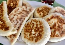 Bazlama: Gelenekten Sofralara Uzanan Sıcak Lezzet Türk mutfağının en özel ve sevilen ekmek çeşitlerinden biri olan bazlama, yumuşak dokusu, doyurucu yapısı ve mis gibi kokusuyla sofraların vazgeçilmezidir. Özellikle Anadolu’nun birçok bölgesinde kahvaltıların, çay saatlerinin ve hatta ana yemeklerin yanında sıklıkla tercih edilen bu ekmek, sadece lezzetiyle değil kültürel bir değer olarak da öne çıkar. Günümüzde modern sofralarda da kendine yer bulan bazlama, hem geleneksel hem de pratik bir lezzet olarak dikkat çekmektedir. Konulu bir haber görseli.
