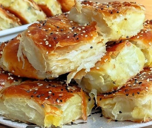 Börek, Türk mutfağının en sevilen hamur işleri arasında yer alır. İnce açılmış yufkaların, çeşitli iç malzemelerle buluşması sonucu ortaya çıkan börek, kahvaltıdan ana öğüne kadar pek çok öğünde tercih edilebilir. Geleneksel tarifler, nesilden nesile aktarılırken, modern mutfaklarda farklı dolgu ve pişirme teknikleriyle yeni yorumlar kazanıyor. Konulu bir haber görseli.