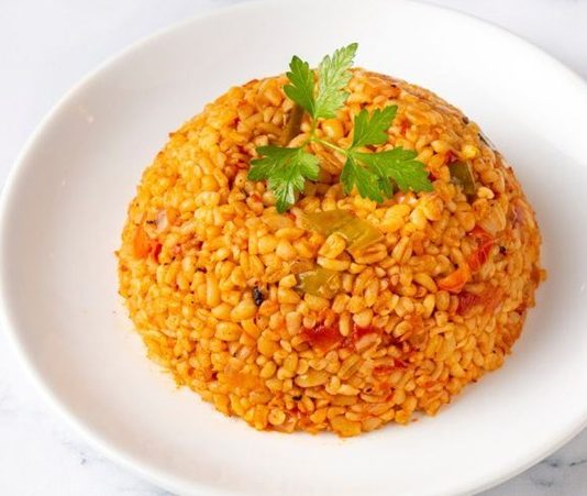 Bulgur Pilavı: Sofraların Sağlıklı Ve Lezzetli Tercihi Bulgur pilavı, Türk mutfağının vazgeçilmez yemeklerinden biridir ve yüzyıllardır sofralarda yerini korur. Hem hafif hem de doyurucu olması, onu günlük öğünler için ideal kılar. Tarih boyunca özellikle Anadolu mutfağında kahvaltılardan ana yemeklere kadar geniş bir kullanım alanına sahiptir. Konulu bir haber görseli.