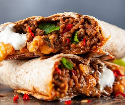 Burrito Dünyada Popülerliği Artan Lezzet Burrito, Meksika mutfağının dünya çapında en çok tanınan yemeklerinden biridir. Adı İspanyolca’da “küçük eşek” anlamına gelse de bu lezzet, adını içindeki malzemelerin sarılıp taşınabilir olmasından almıştır. Tarihi 19. yüzyıl sonlarına kadar uzanan burrito, ilk olarak kuzey Meksika’da yaygınlaşmış, daha sonra Amerika Birleşik Devletleri’nin güney bölgelerinde büyük ilgi görmüştür. Konulu bir haber görseli.