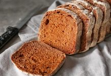 Çavdar Ekmeği Lezzeti ve Sağlıklı Alternatifleri Geleneksel Türk mutfağının değerli ekmek çeşitlerinden biri olan çavdar ekmeği, özellikle sağlıklı beslenmeyi önemseyen bireyler tarafından tercih edilmektedir. Yüzyıllardır Anadolu’da yapılan bu ekmek, sadece lezzetiyle değil, besleyici özellikleriyle de öne çıkar. Çavdar ekmeği, düşük glisemik indeksi sayesinde kan şekeri seviyesini dengeleyerek gün boyunca enerji sağlar. Konulu bir haber görseli.