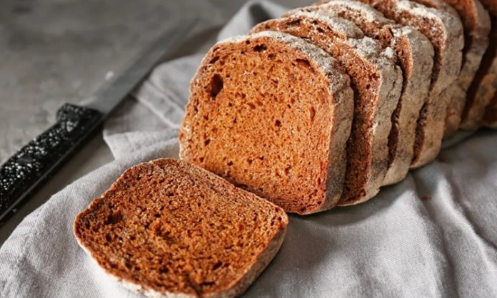 Çavdar Ekmeği Lezzeti ve Sağlıklı Alternatifleri Geleneksel Türk mutfağının değerli ekmek çeşitlerinden biri olan çavdar ekmeği, özellikle sağlıklı beslenmeyi önemseyen bireyler tarafından tercih edilmektedir. Yüzyıllardır Anadolu’da yapılan bu ekmek, sadece lezzetiyle değil, besleyici özellikleriyle de öne çıkar. Çavdar ekmeği, düşük glisemik indeksi sayesinde kan şekeri seviyesini dengeleyerek gün boyunca enerji sağlar. Konulu bir haber görseli.